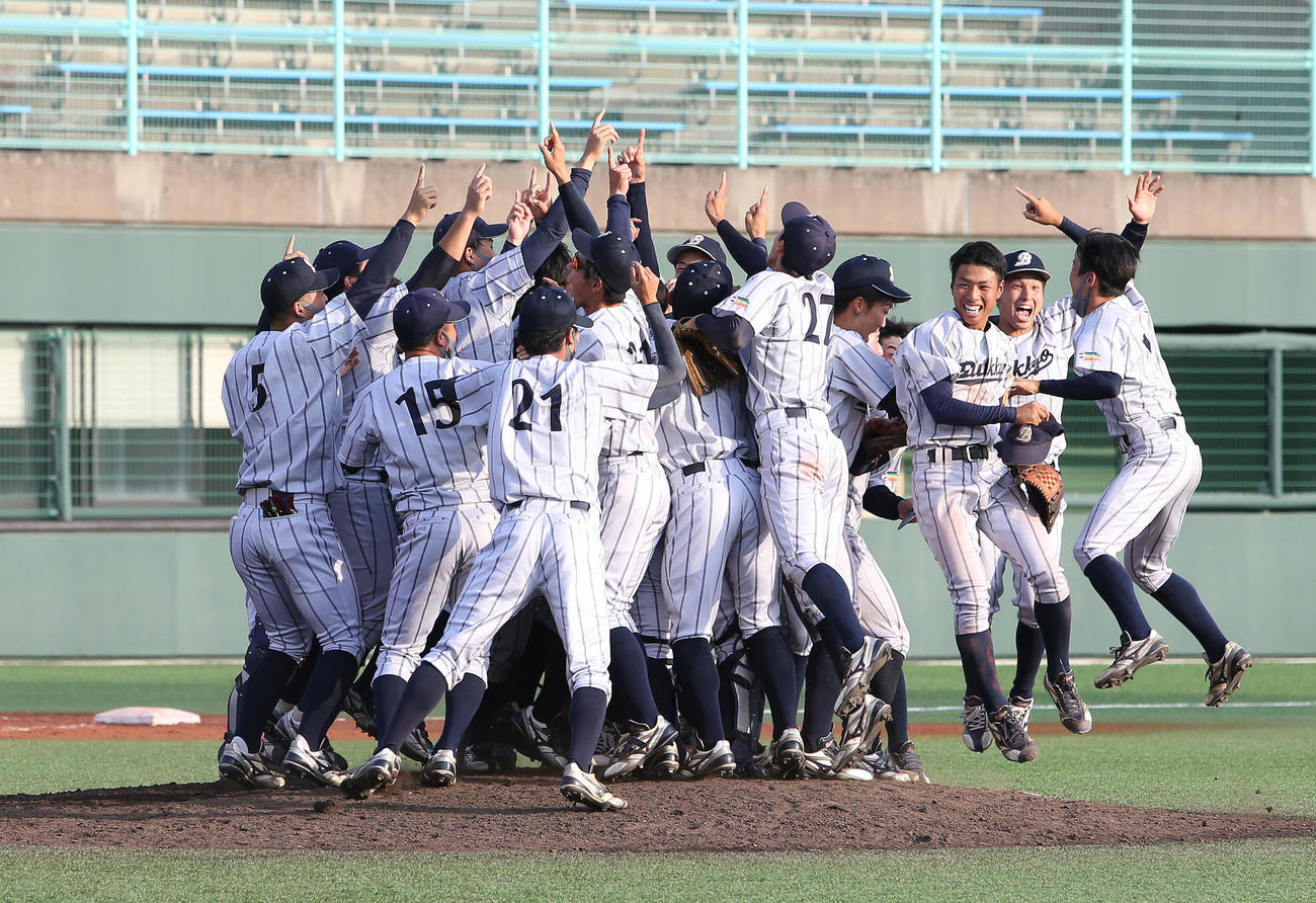 021年11月2日 佛教大対天理大　天理大に勝利して神宮行きを決め、喜びを爆発させる佛教大ナイン