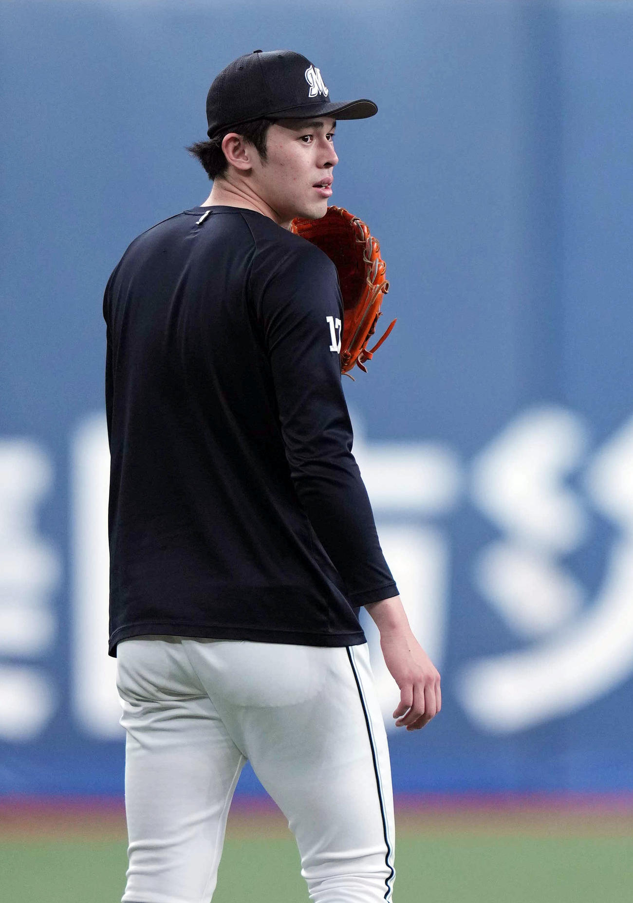 オリックス対ロッテ　打撃練習のボール拾いに向かう佐々木朗（撮影・狩俣裕三）