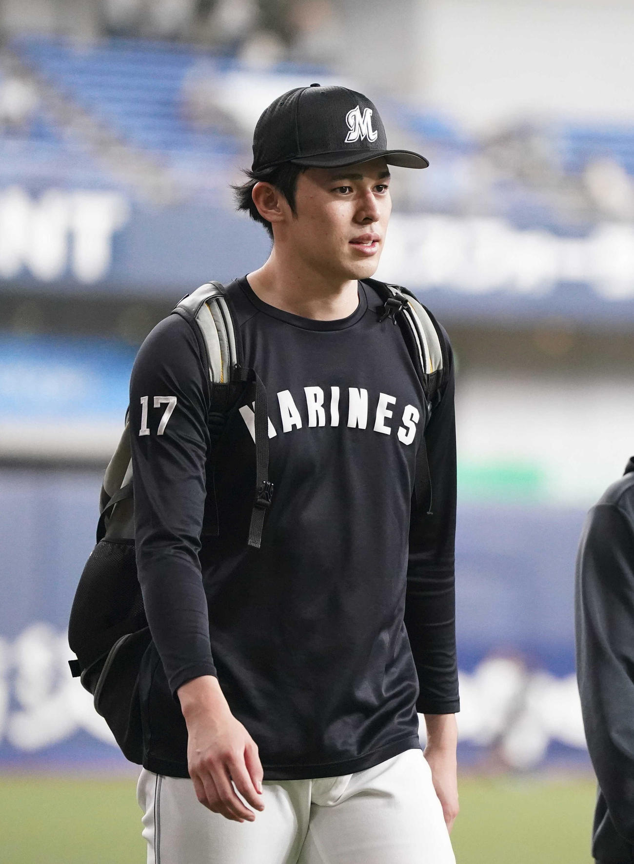 オリックス対ロッテ　練習を終え、ベンチに引き揚げる佐々木朗（撮影・狩俣裕三）