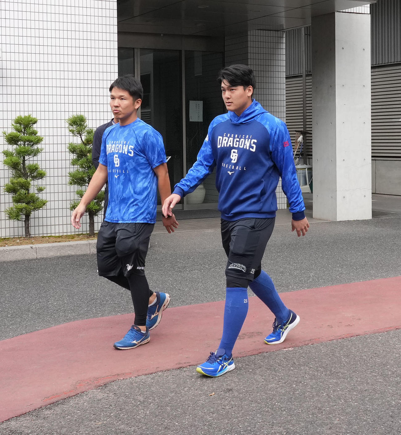 検査を終え球場に戻る石川昂（右）（撮影・森本幸一）