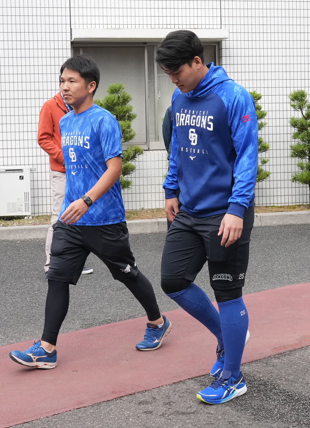 検査を終え球場に戻る石川昂（右）（撮影・森本幸一）
