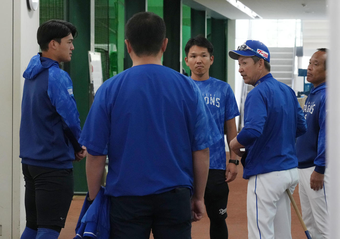 検査を終え立浪監督に報告する石川昂（左）（撮影・森本幸一）