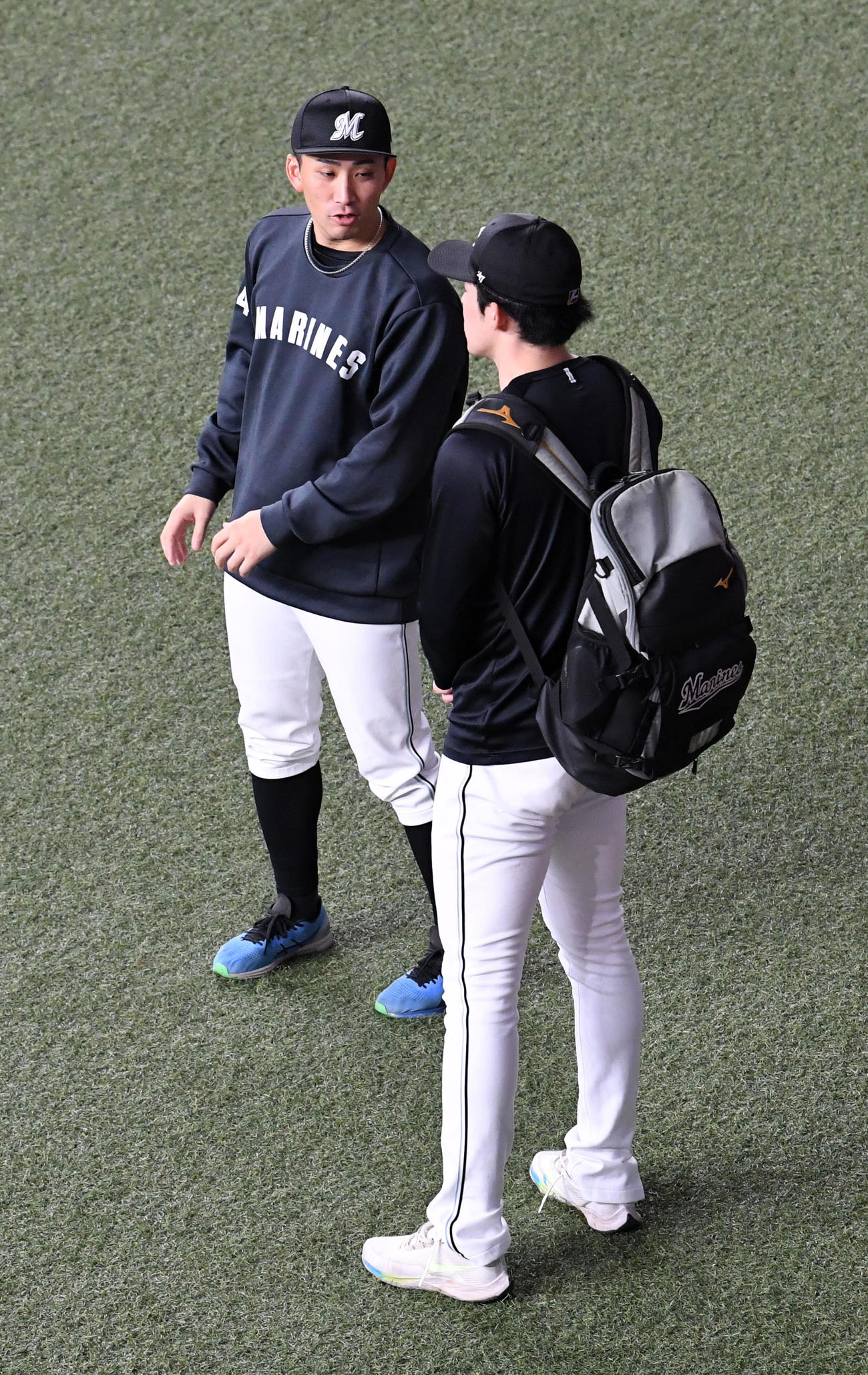 佐々木朗（右）と話す小島（撮影・前岡正明）