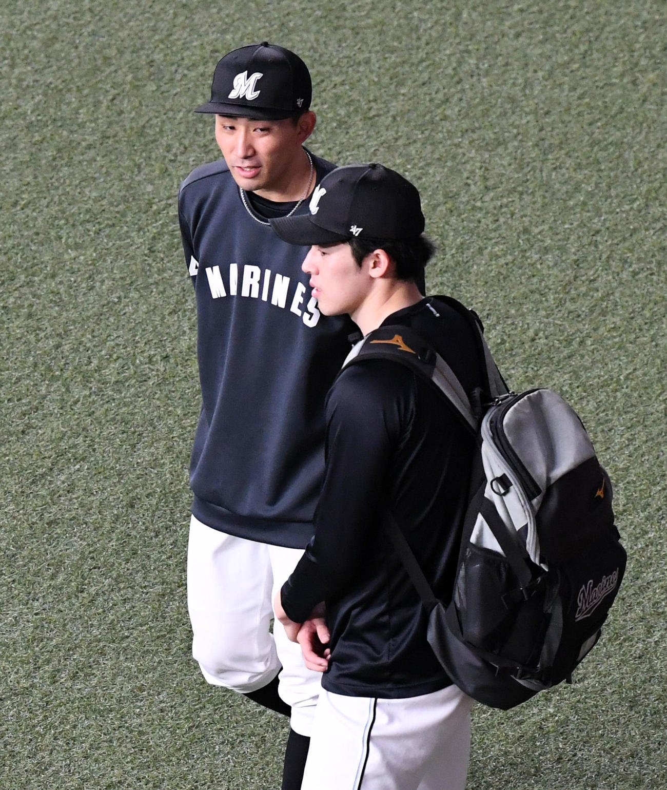 佐々木朗（右）と話す小島（撮影・前岡正明）