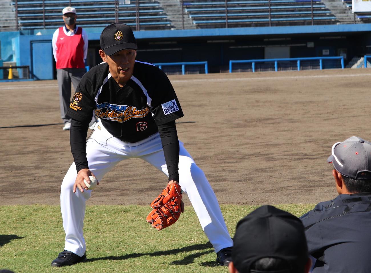 指導者向け野球教室で内野守備を指導する侍ジャパン井端監督（撮影・古川真弥）