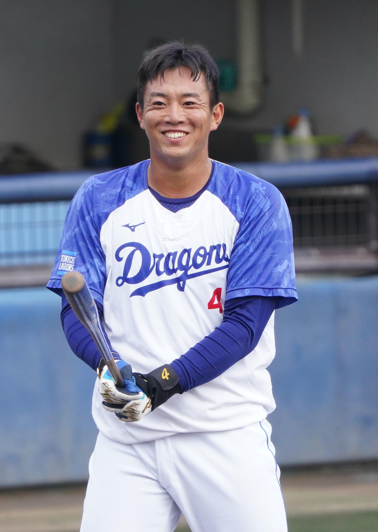 ロングティー打撃の合間に明るい表情を見せる鵜飼（撮影・森本幸一）