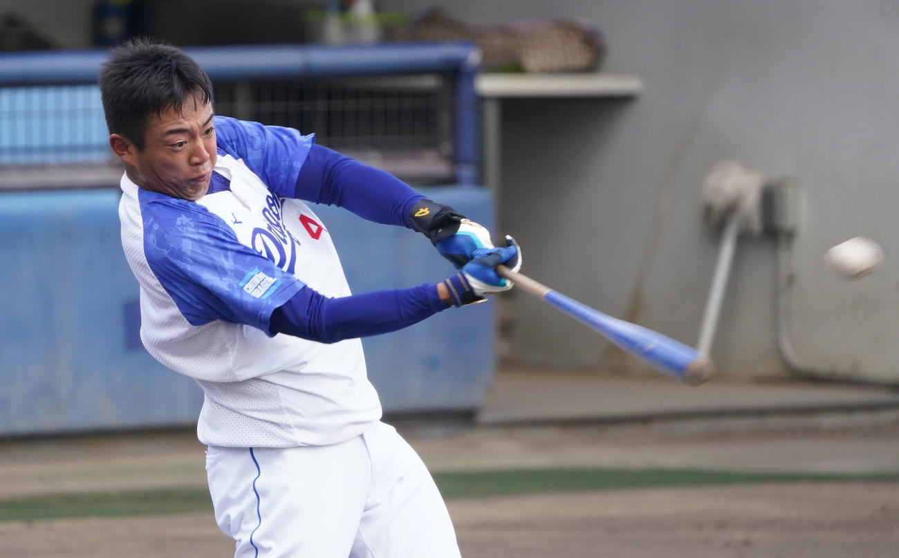 ノックバットを手にロングティー打撃に励む鵜飼（撮影・森本幸一）