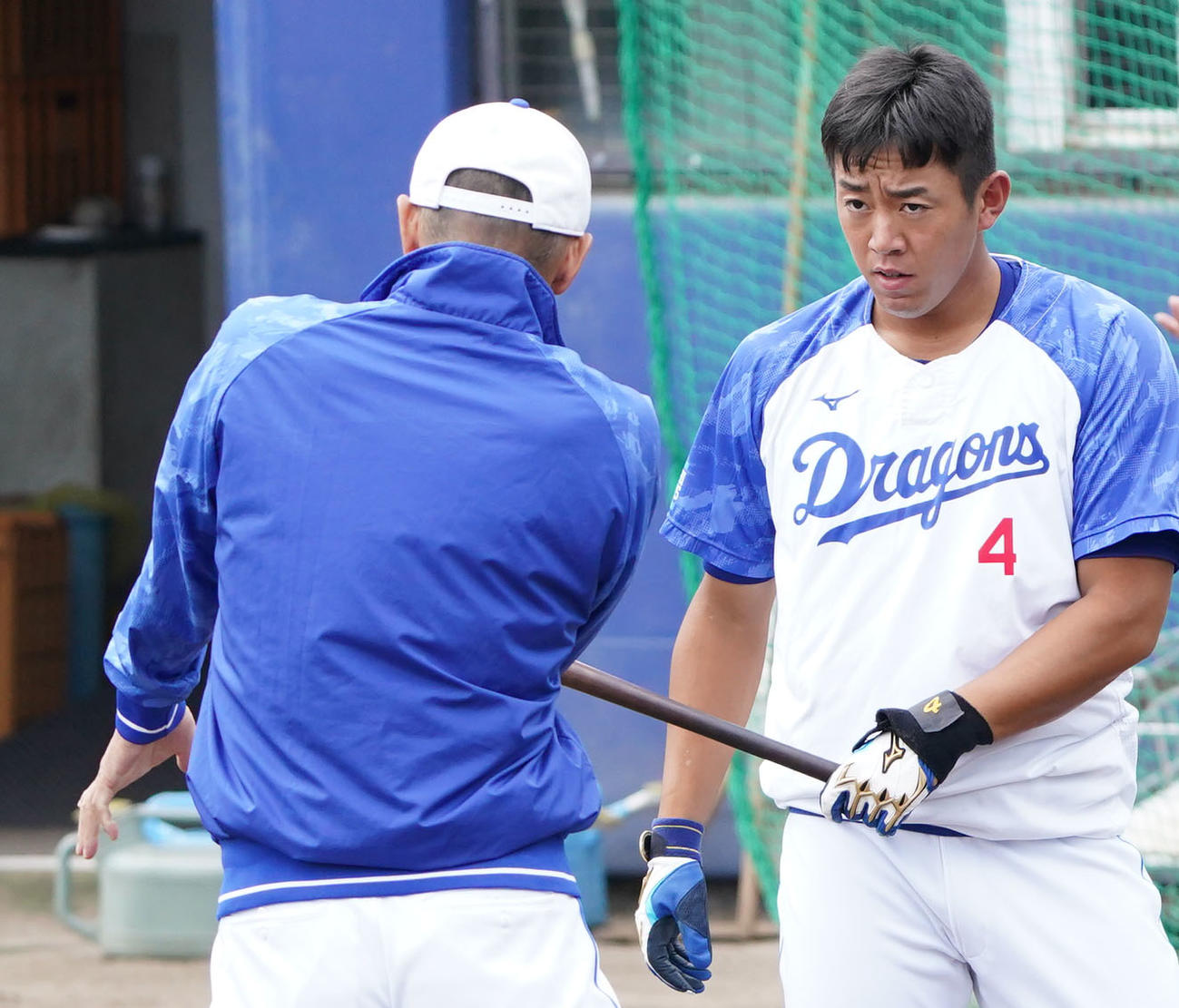 和田コーチの打撃指導を受ける鵜飼（撮影・森本幸一）