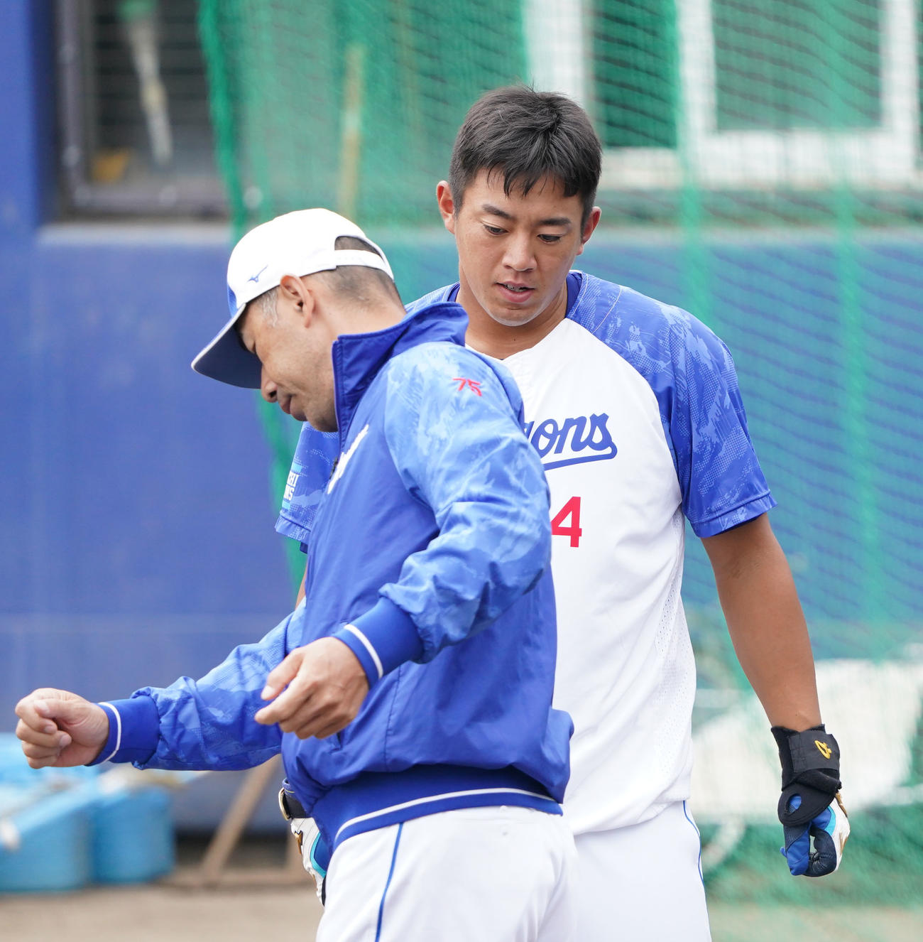 和田打撃コーチからアドバイスを受ける鵜飼（右）（撮影・森本幸一）