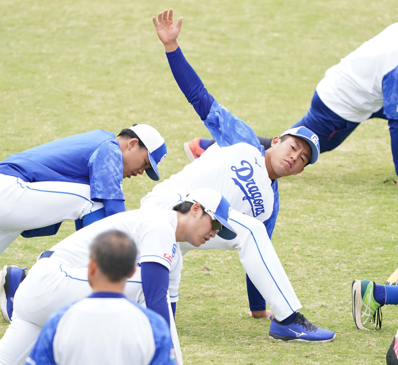 秋季練習に参加しストレッチをする鵜飼（右）（撮影・森本幸一）