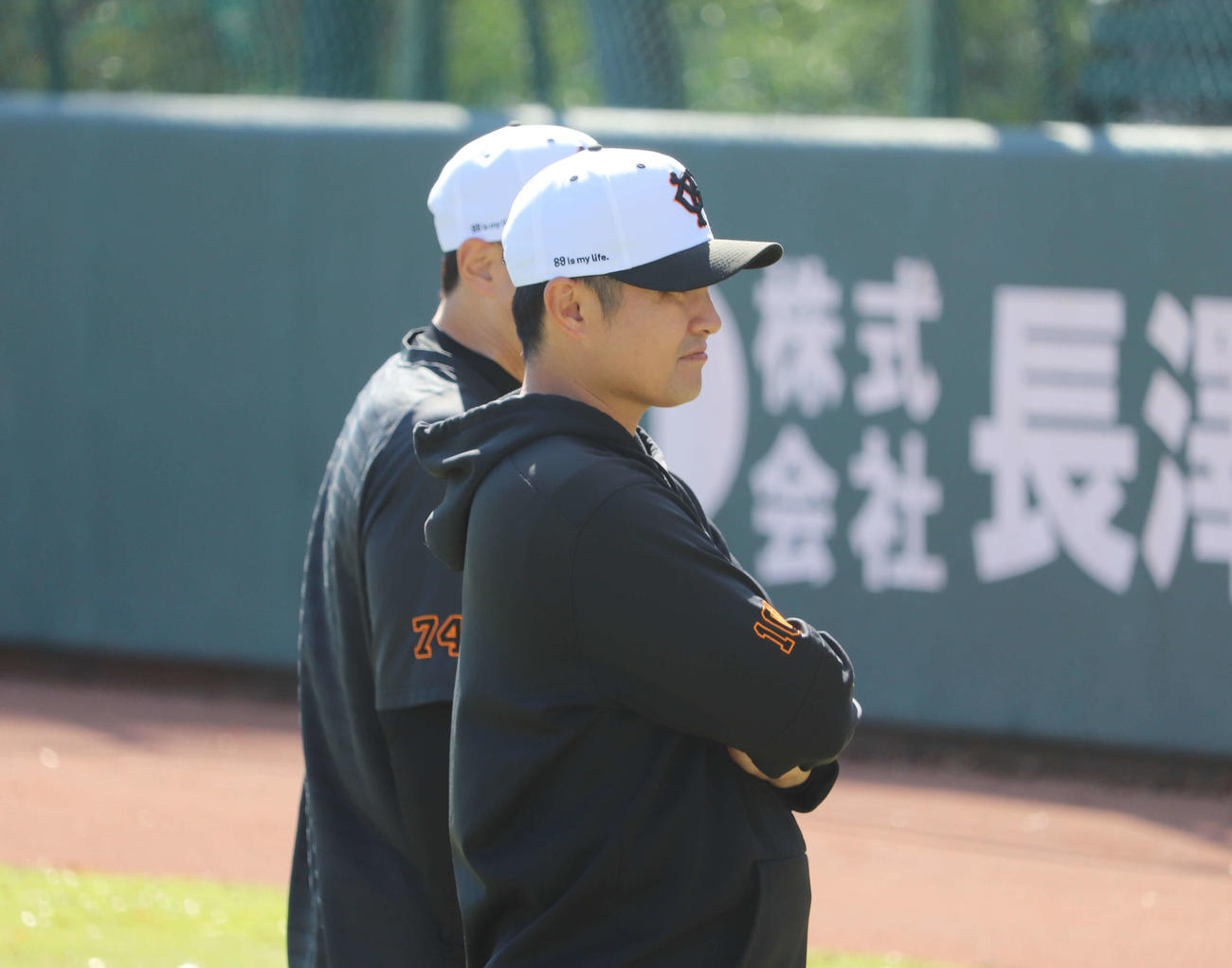 ジャイアンツ球場での秋季練習を見守る杉内投手チーフコーチ（撮影・小早川宗一郎）