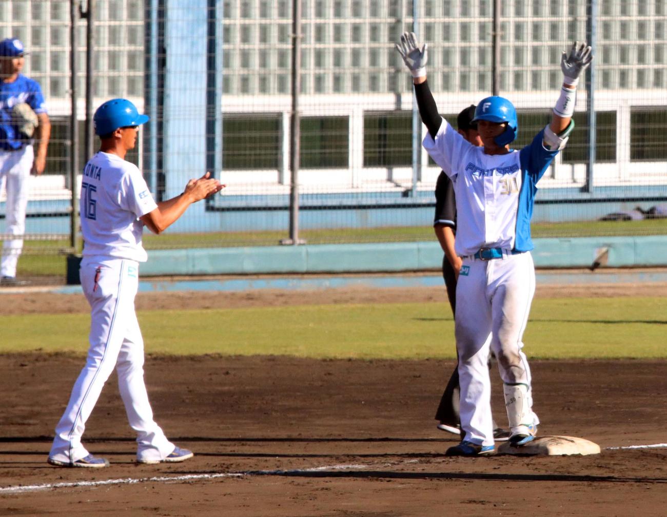 日本ハム対中日　6回日本ハム2死三塁、郡司が右翼線に同点の適時三塁打を放ち両手を挙げ喜ぶ（撮影・永野高輔）