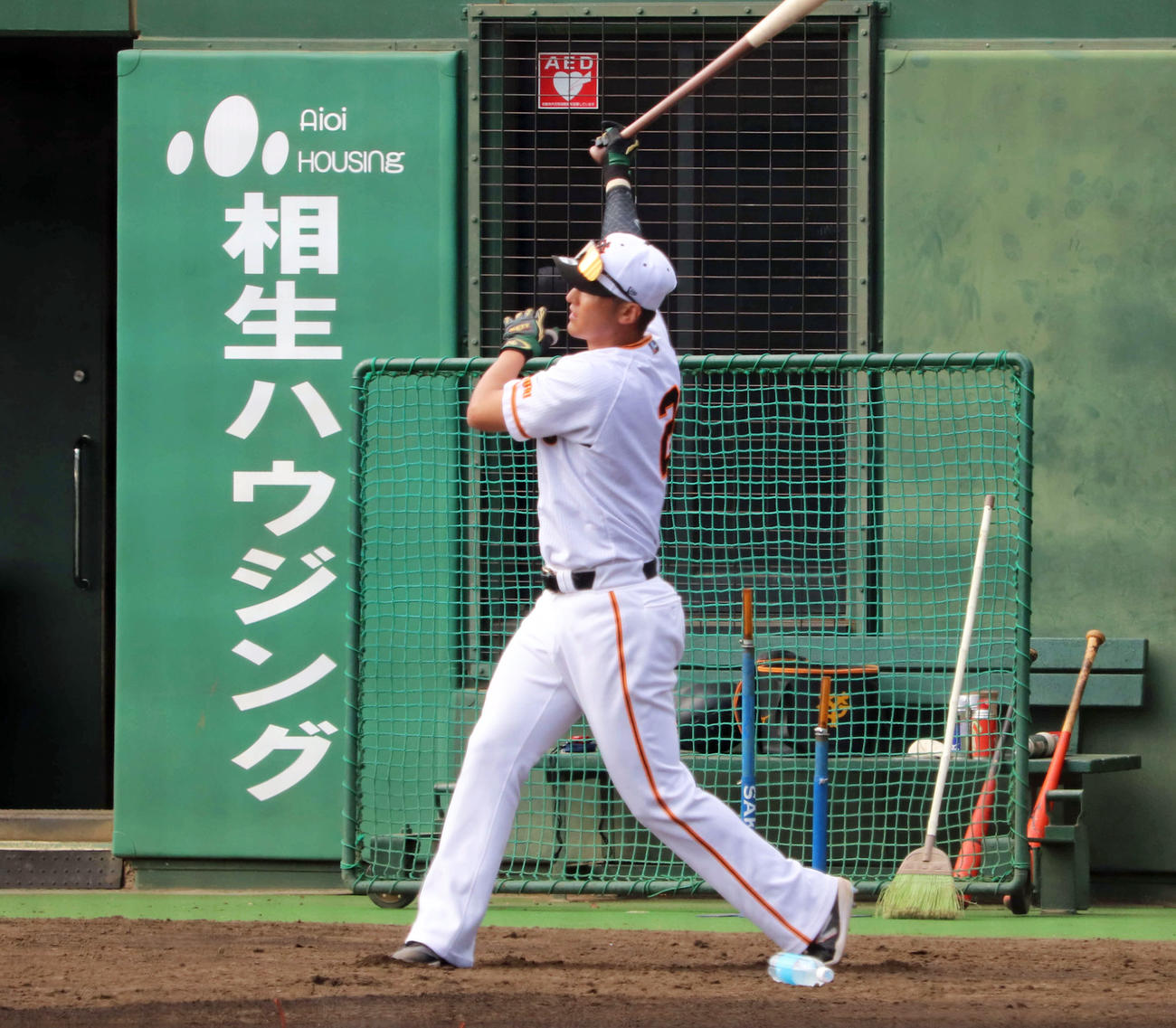ジャイアンツ球場の秋季練習で居残りのロングティーをする巨人吉川（撮影・小早川宗一郎）