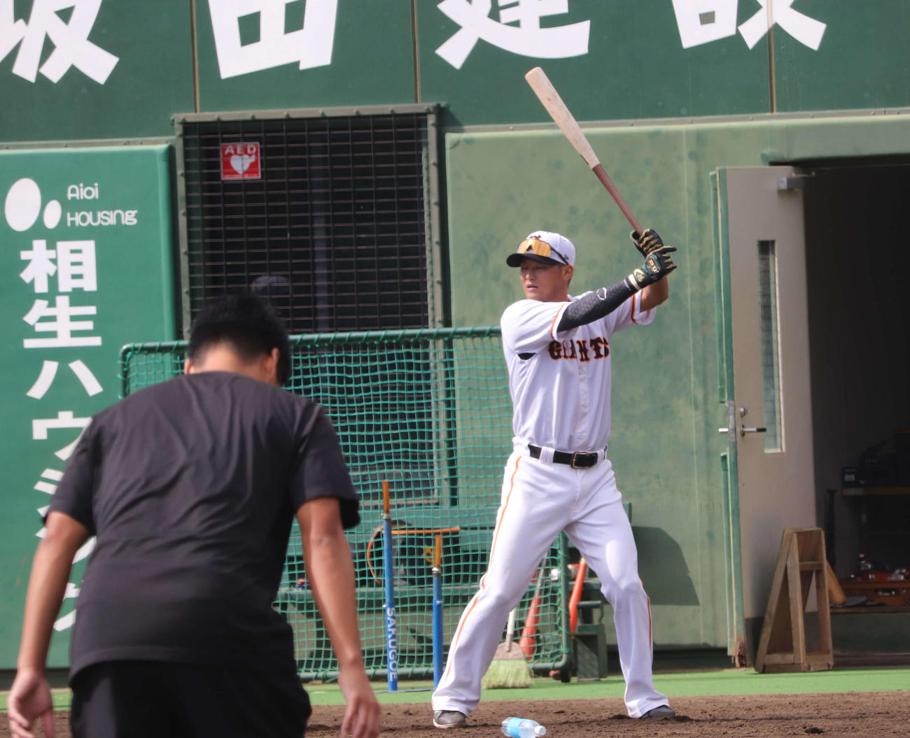 ジャイアンツ球場の秋季練習で居残りのロングティーをする巨人吉川（撮影・小早川宗一郎）