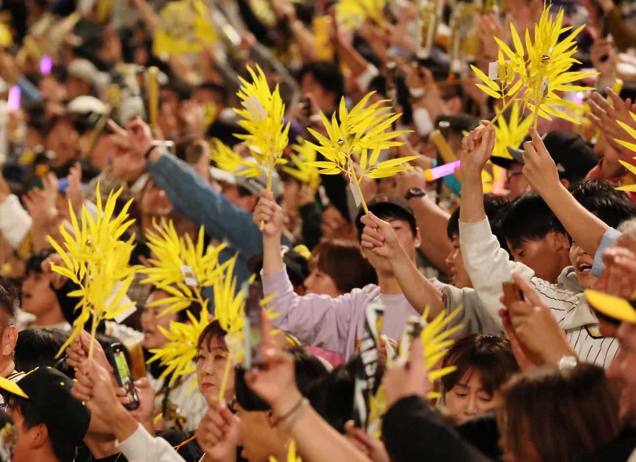 18日、ファンが手にする黄色い福笹