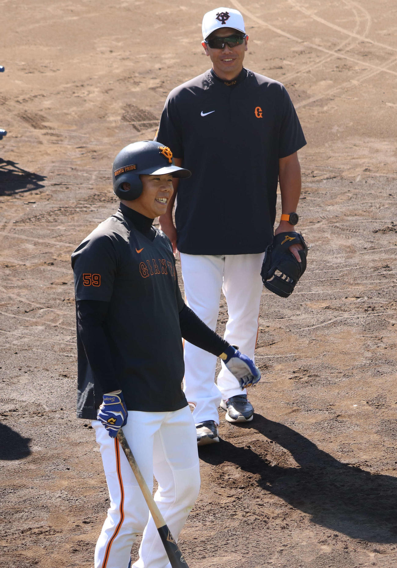 巨人松原（手前）へ打撃指導する阿部新監督（撮影・小早川宗一郎）