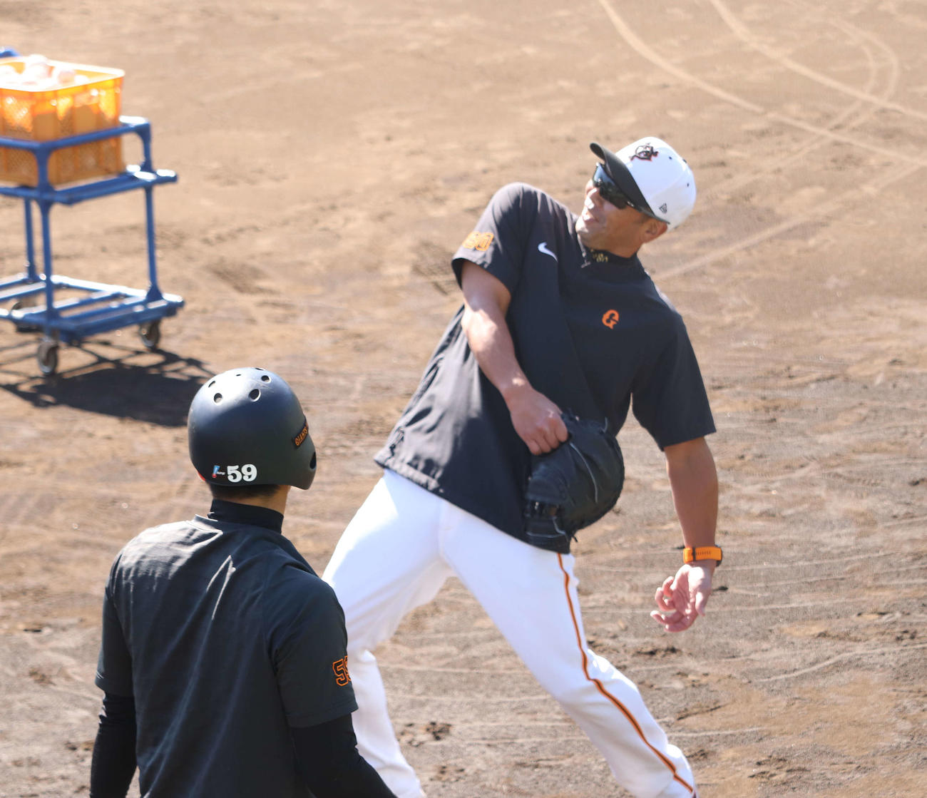 ジャイアンツ球場の秋季練習で松原（左）のティー打撃を指導する巨人阿部新監督（右）（撮影・小早川宗一郎）