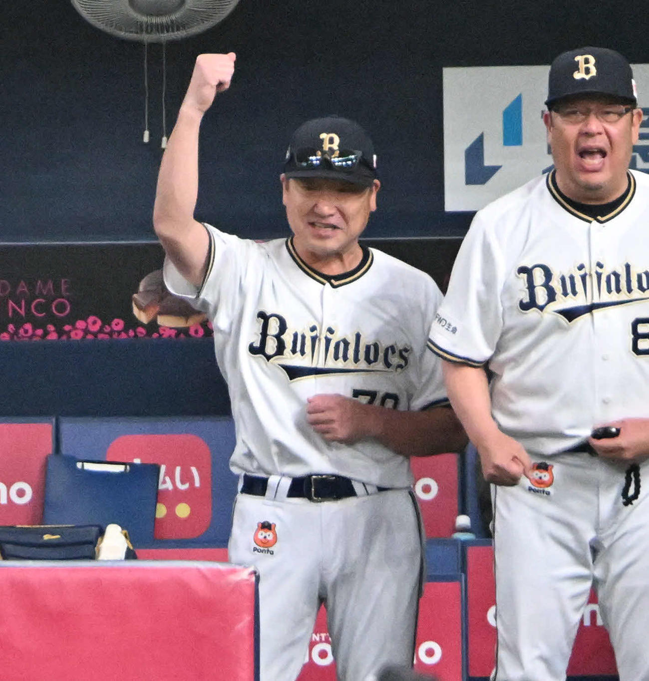 オリックス対ロッテ　1回裏オリックス1死一塁、森の先制本塁打にガッツポーズをする中嶋監督（左）（撮影・石井愛子）