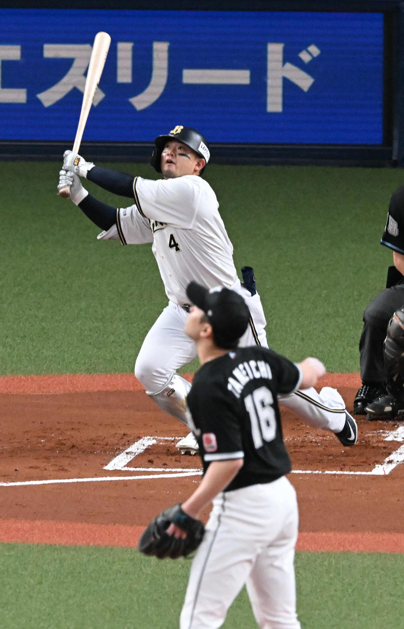 オリックス対ロッテ　1回裏オリックス1死一塁、森は右越え先制2点本塁打を放つ。投手種市（撮影・前岡正明）