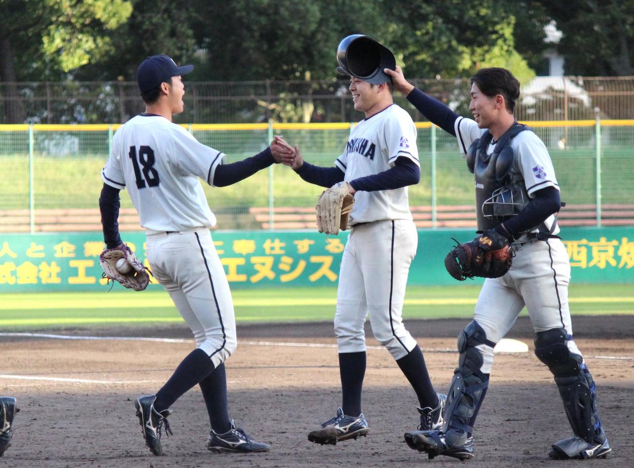 笑顔でナインを出迎える同大・真野（左）（撮影・柏原誠）