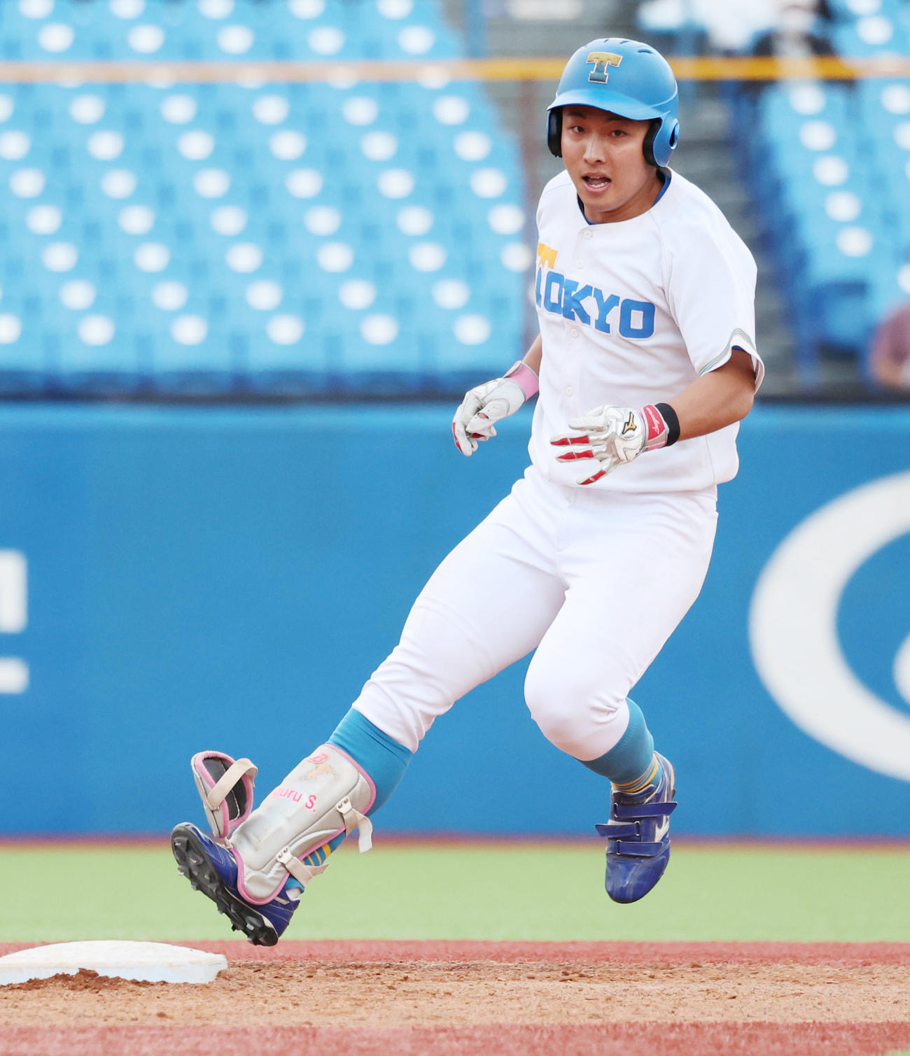 立大対東大　5回裏東大1死一、三塁、右適時二塁打を放つ酒井捷（撮影・野上伸悟）