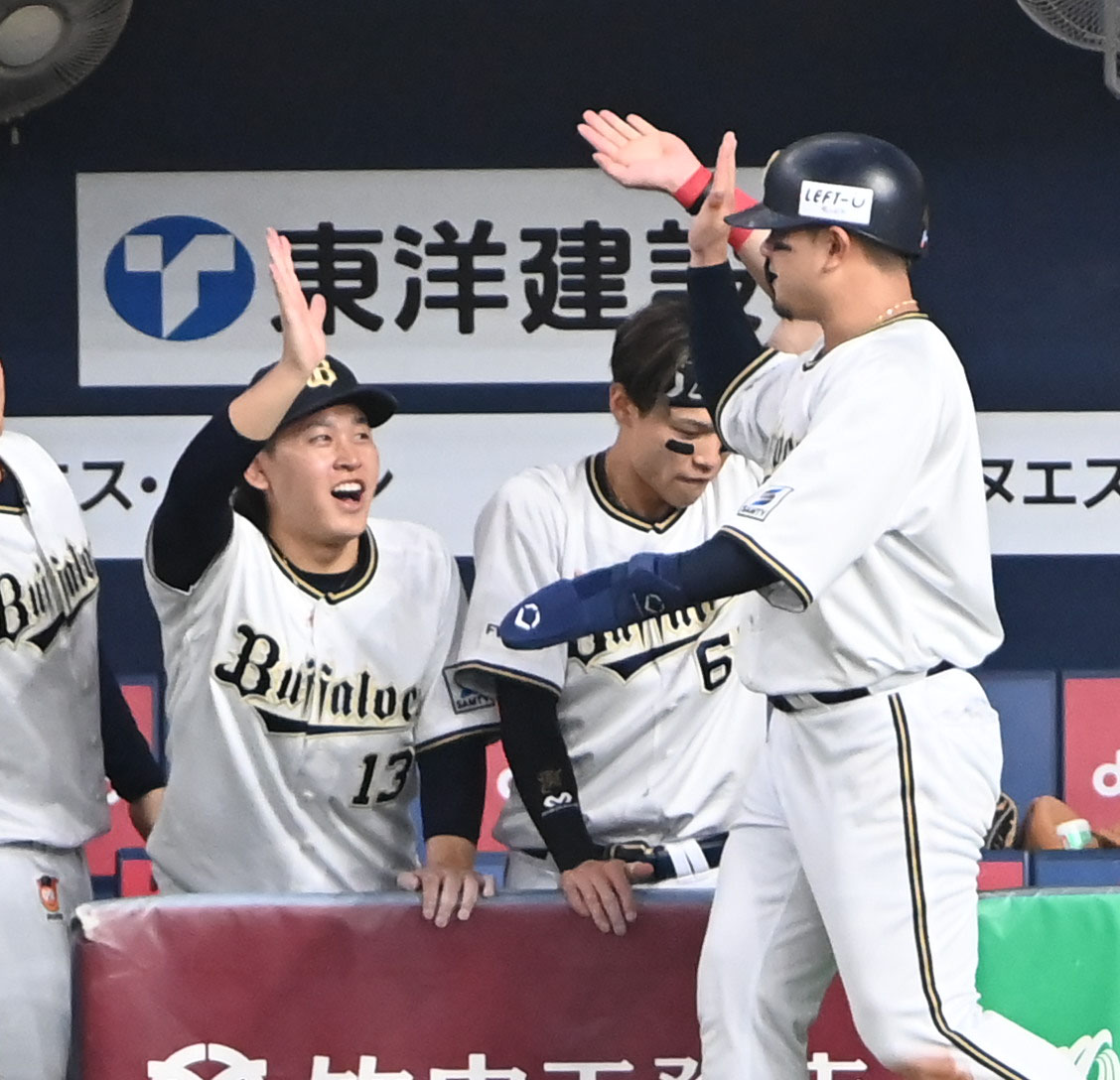 オリックス対ロッテ　6回裏オリックス1死三塁、杉本の適時二塁打で生還した森（右）は宮城とハイタッチ（撮影・石井愛子）
