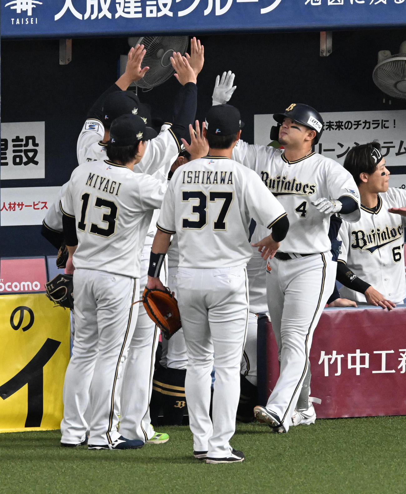 オリックス対ロッテ　1回裏オリックス1死一塁、右越え先制2点本塁打を放った森（右）を迎えるオリックスナイン（撮影・前岡正明）