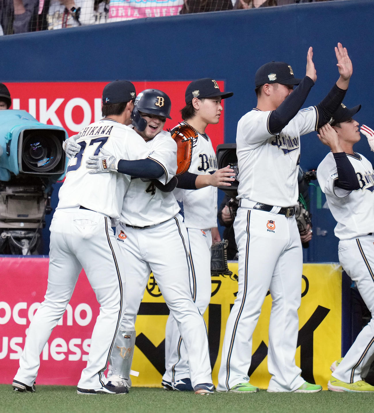 オリックス対ロッテ　1回裏オリックス1死一塁、先制2点本塁打を放ち、石川（左）に抱きつき喜ぶ森（撮影・狩俣裕三）