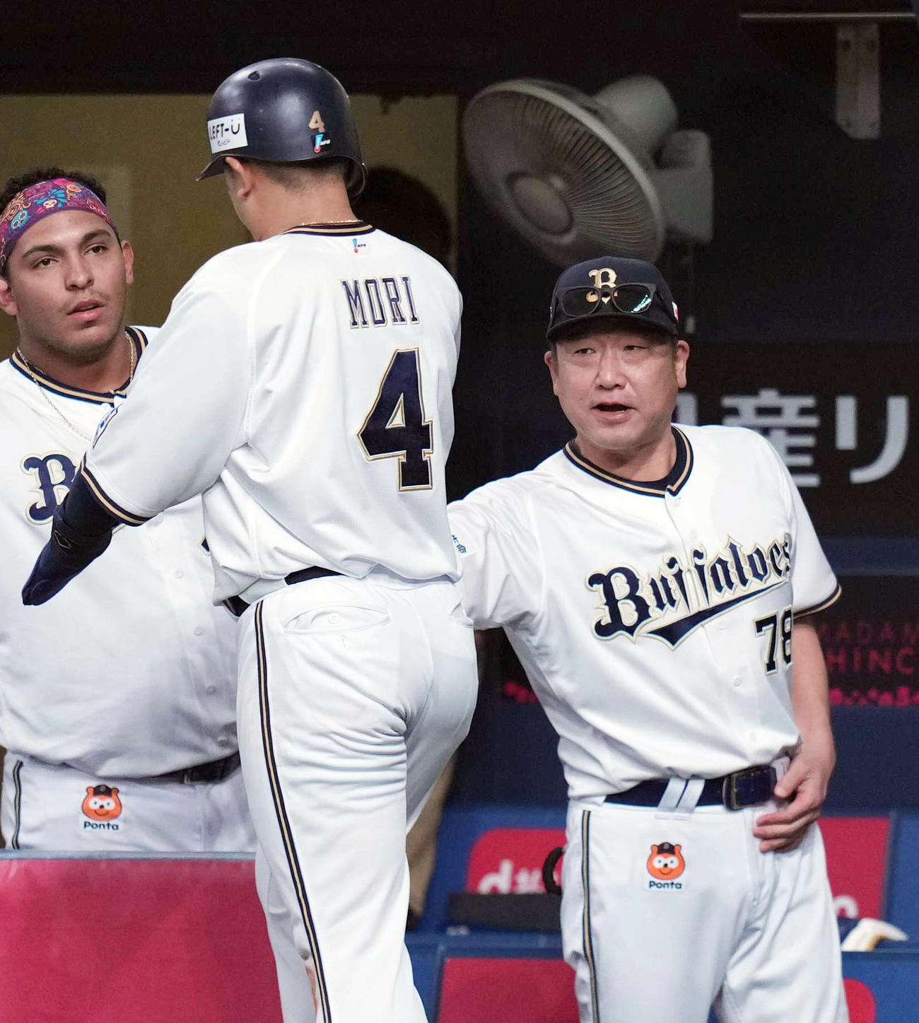 オリックス対ロッテ　6回裏オリックス1死三塁、杉本の適時二塁打で生還した森（左）を迎える中嶋監督（撮影・狩俣裕三）
