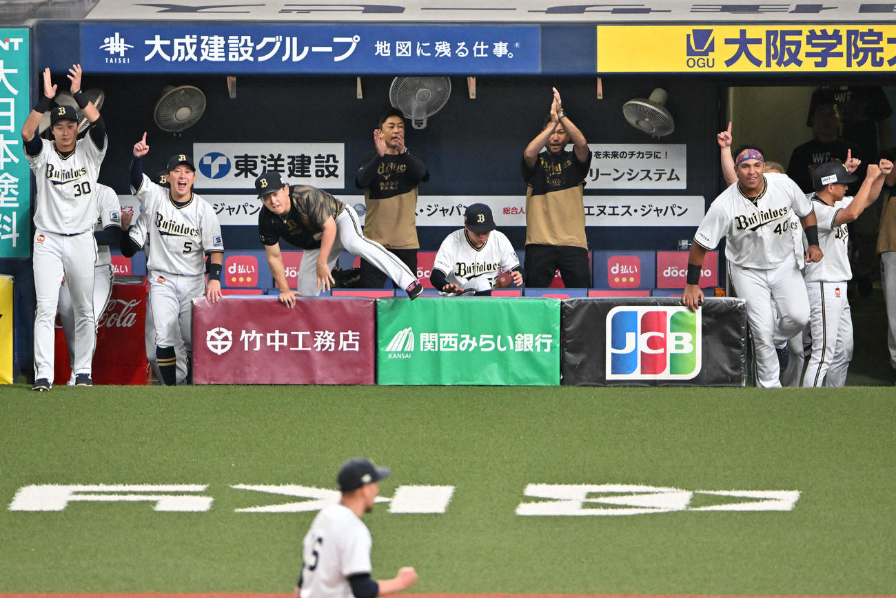 オリックス対ロッテ　パ・リーグ優勝を決め喜ぶオリックスナイン（撮影・石井愛子）