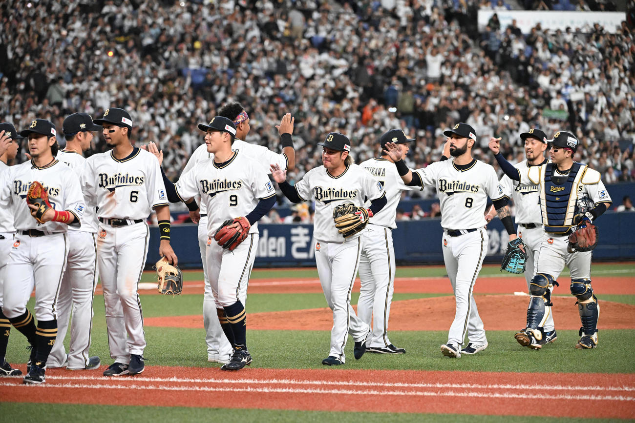 オリックス対ロッテ　日本シリーズ進出を決め、ハイタッチをするオリックスナイン（撮影・和賀正仁）