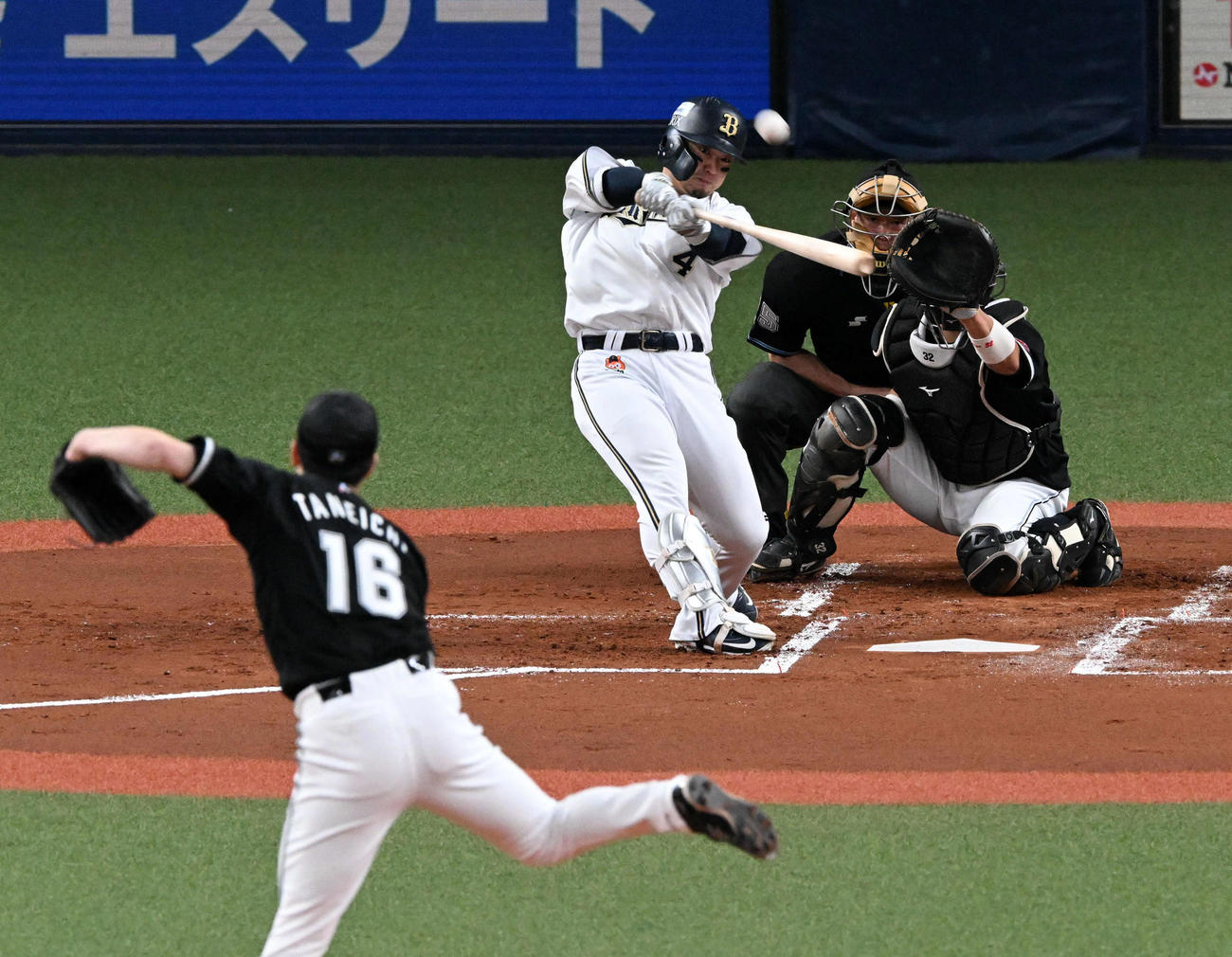 オリックス対ロッテ　1回裏オリックス1死一塁、森は右越え先制2点本塁打を放つ。投手種市（撮影・前岡正明）