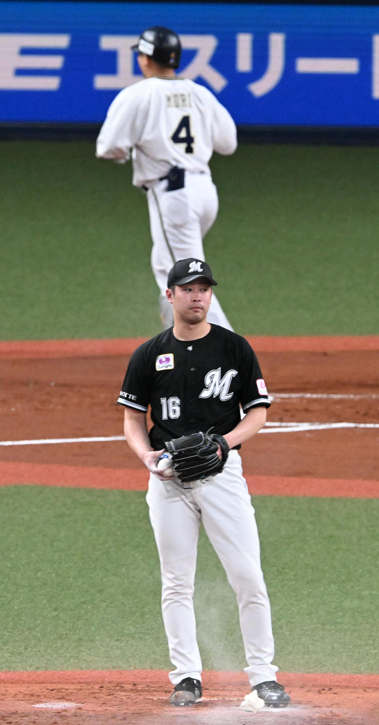 オリックス対ロッテ　1回裏オリックス1死一塁、森に右越え先制2点本塁打を浴び、がっくりするロッテ先発の種市（撮影・前岡正明）