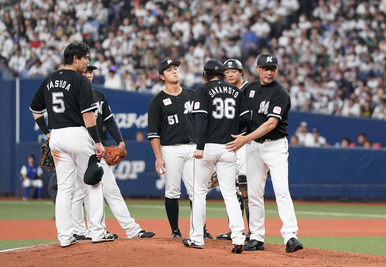 オリックス対ロッテ　7回裏途中、5番手の坂本（手前）にマウンドを託した後、ベンチに戻る吉井監督（右）（撮影・狩俣裕三）