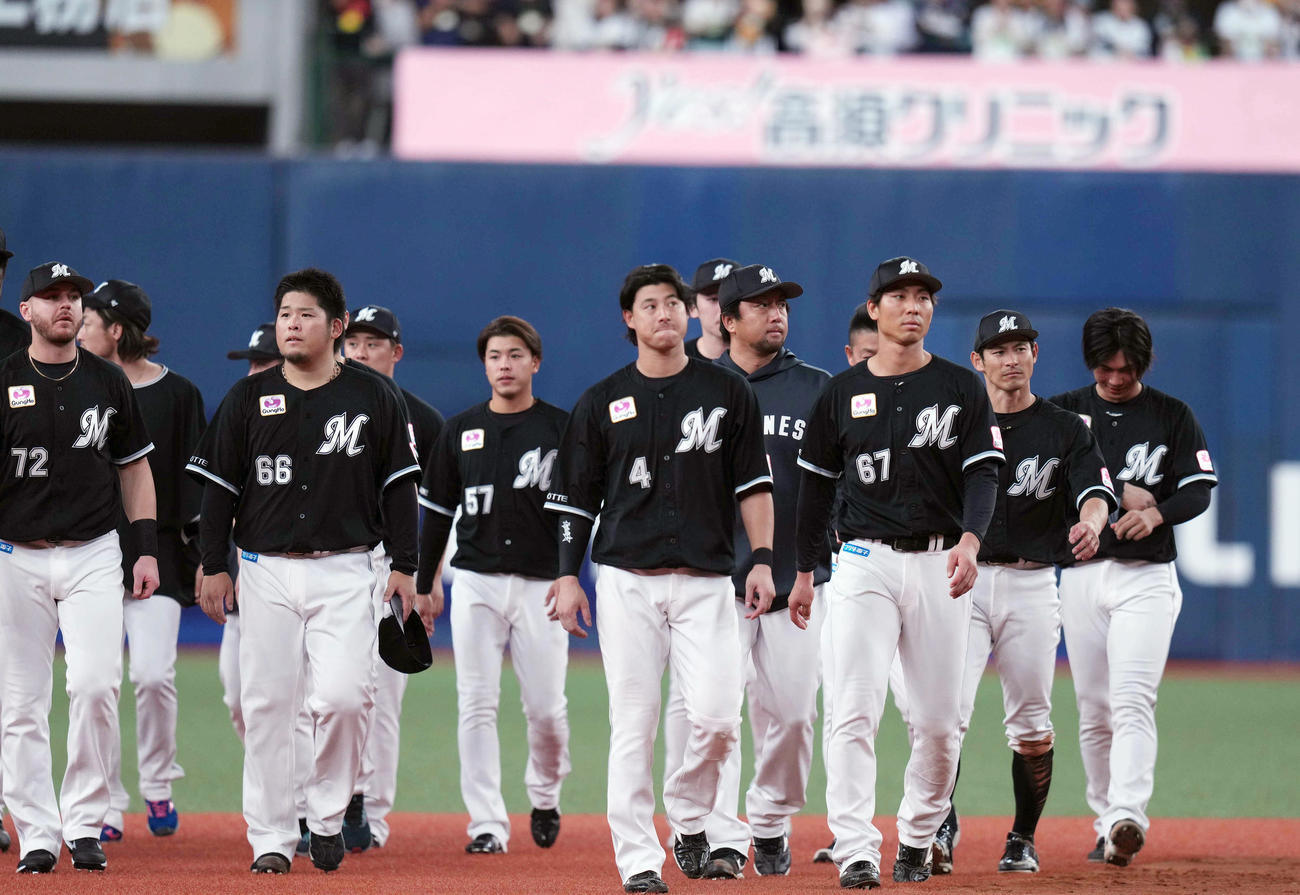 オリックス対ロッテ　試合後、ファンにあいさつした後、引き揚げるロッテの選手たち（撮影・狩俣裕三）
