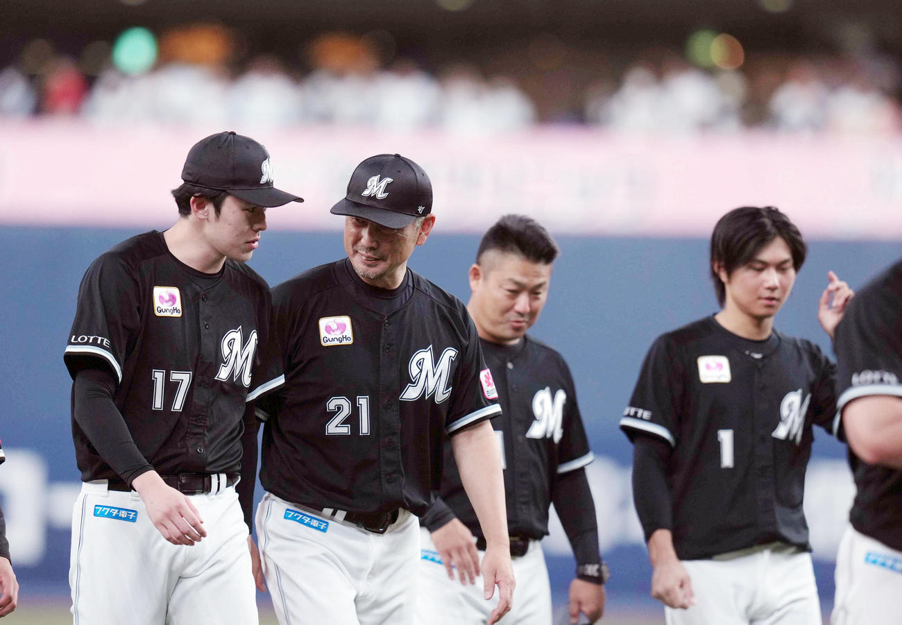 オリックス対ロッテ　試合後、ファンにあいさつした後、引き揚げる佐々木朗（左）に声をかける吉井監督（撮影・狩俣裕三）