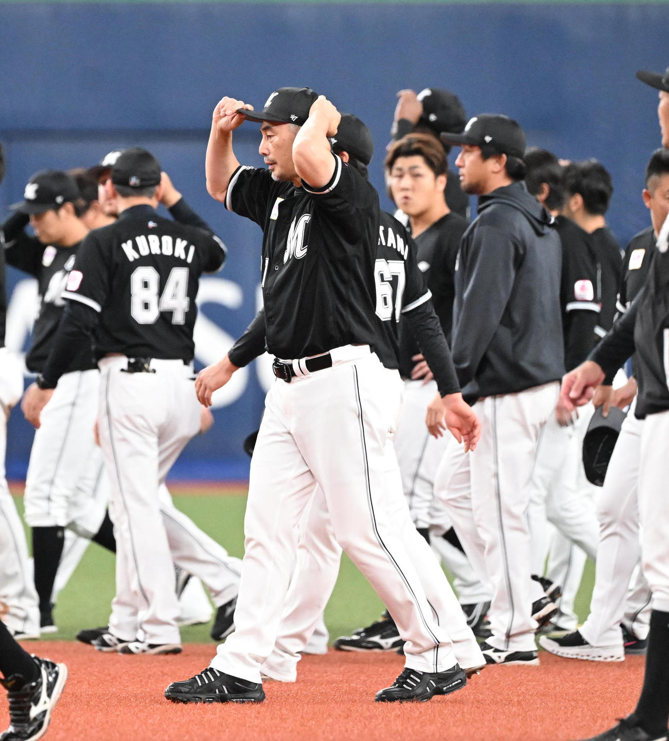 オリックス対ロッテ　CSファイナルSで敗れ、球場を後にするロッテ吉井監督（撮影・和賀正仁）