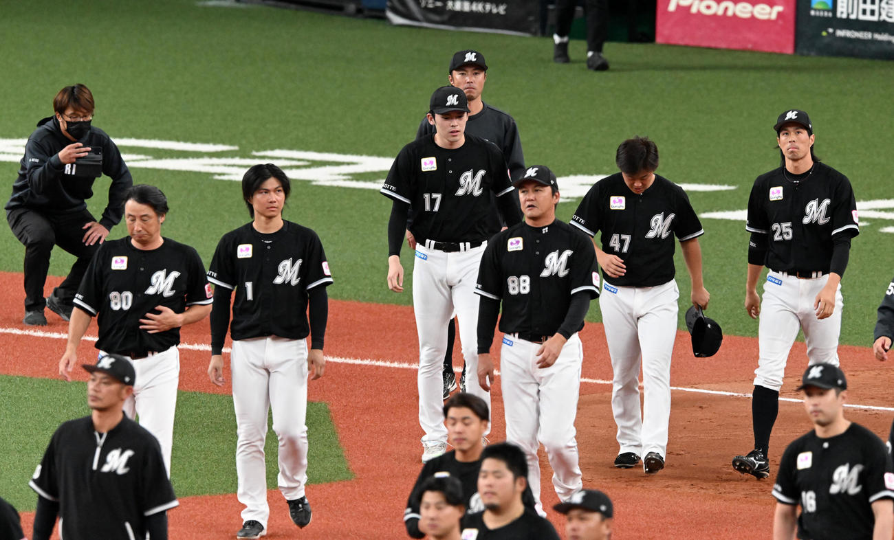 オリックス対ロッテ　オリックスに敗れあいさつに向かう佐々木朗（中央）らロッテナイン（撮影・前岡正明）