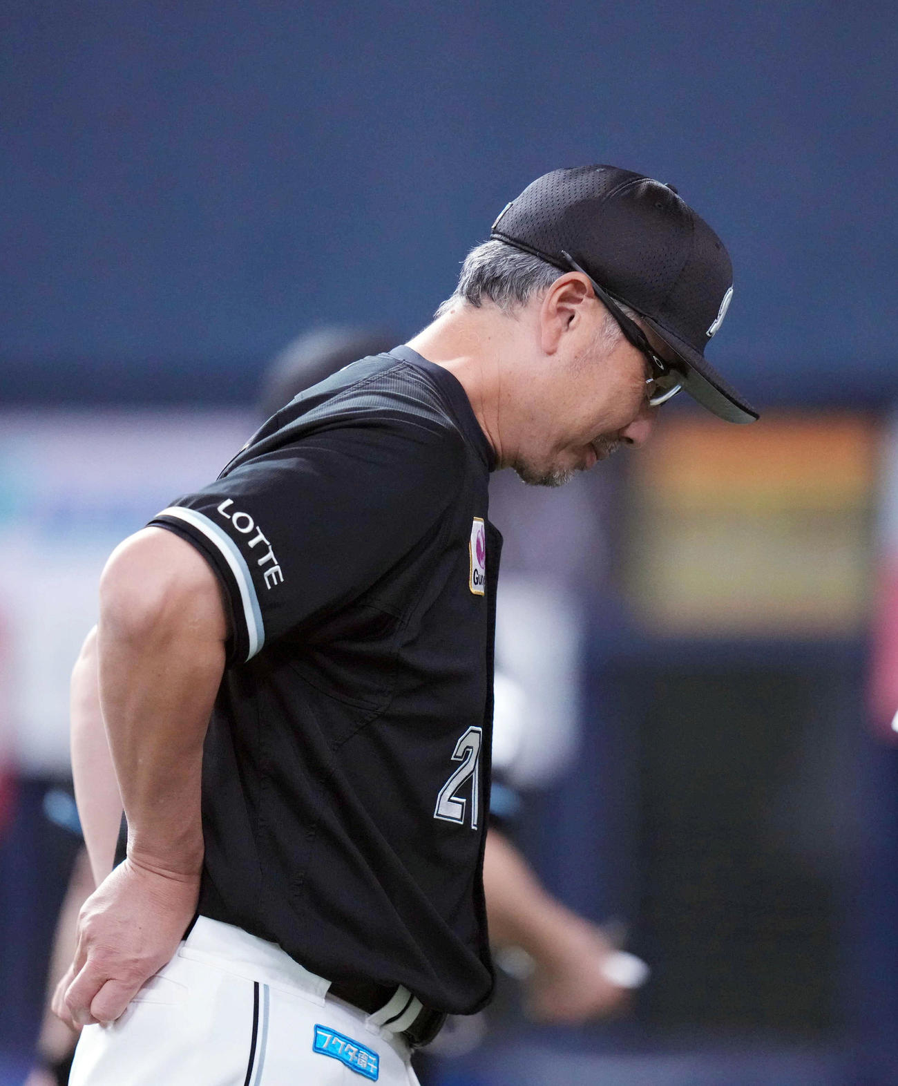 オリックス対ロッテ　5回表を終え、選手の交代を告げ、ベンチに戻る吉井監督（撮影・狩俣裕三）