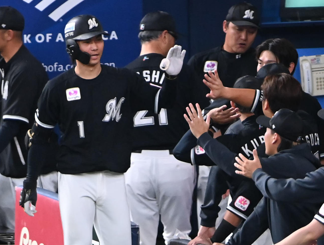 オリックス対ロッテ　8回表ロッテ無死、ナインに迎えられる藤原（左）（撮影・石井愛子）