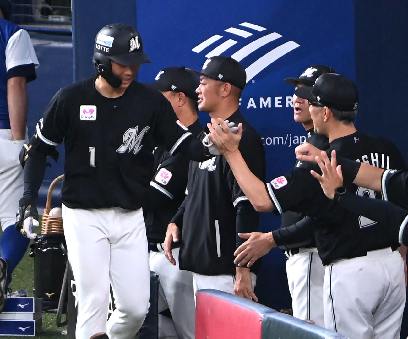 オリックス対ロッテ　8回表ロッテ無死、本塁打を放ち生還した藤原（左）とハイタッチをする吉井監督（撮影・石井愛子）