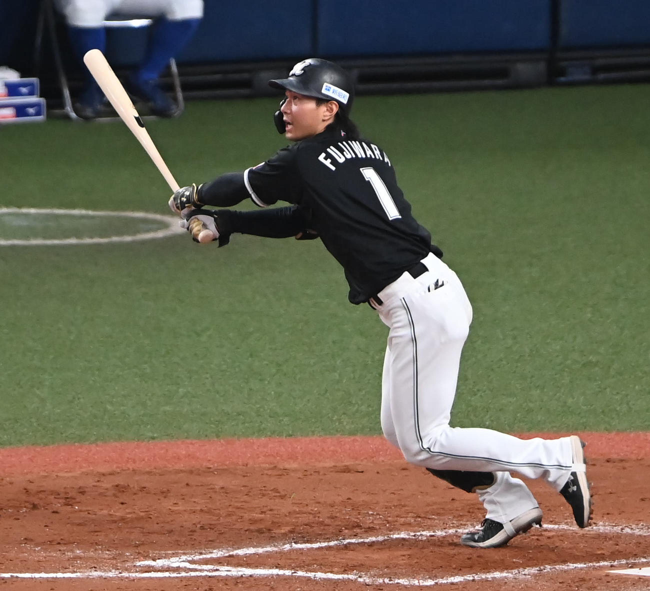 オリックス対ロッテ　8回表ロッテ無死、藤原は右越え本塁打を放つ（撮影・石井愛子）