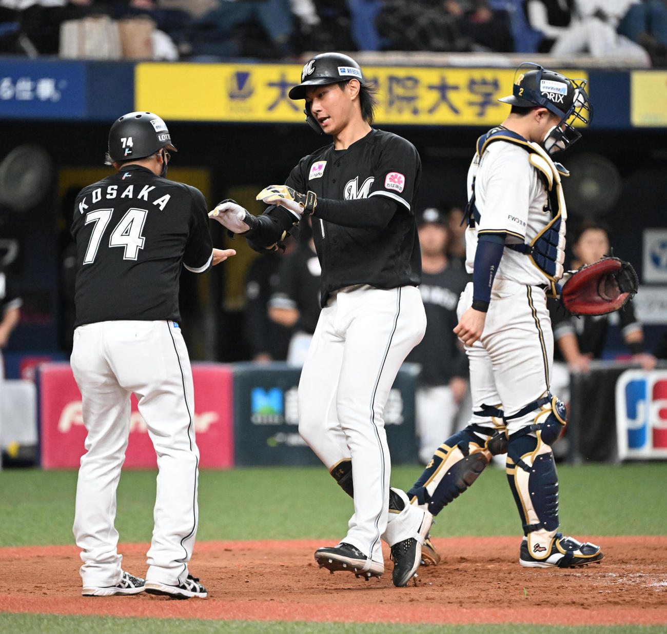 オリックス対ロッテ　8回表ロッテ無死、右越え本塁打を放ち生還する藤原（撮影・和賀正仁）