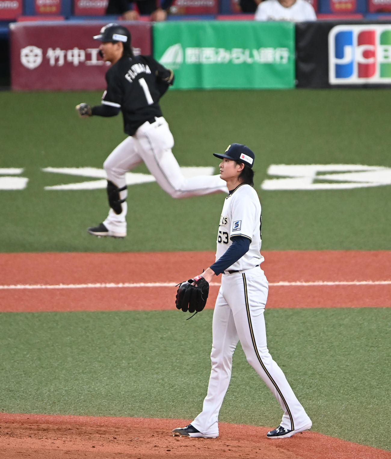 オリックス対ロッテ　8回表ロッテ無死、藤原（左）に本塁打を打たれる山崎颯（撮影・石井愛子）