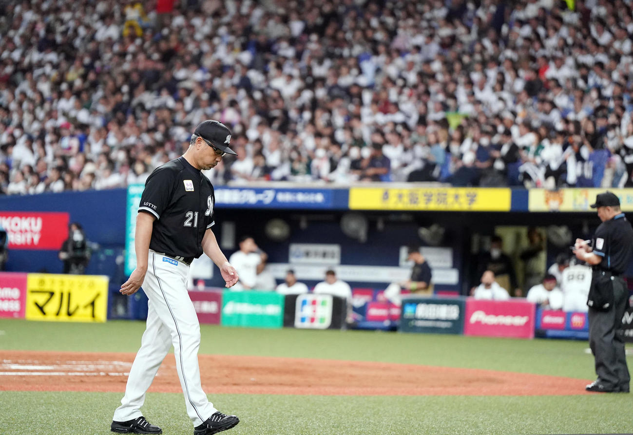オリックス対ロッテ　7回裏途中、ロッテ4番手の東條の降板をマウンドで告げた後、ベンチに戻る吉井監督（撮影・狩俣裕三）