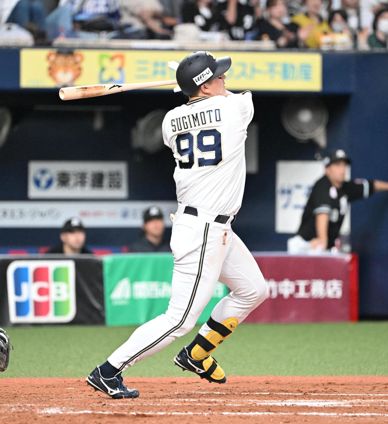 オリックス対ロッテ　8回裏オリックス無死、遊ゴロを打つ杉本（撮影・和賀正仁）