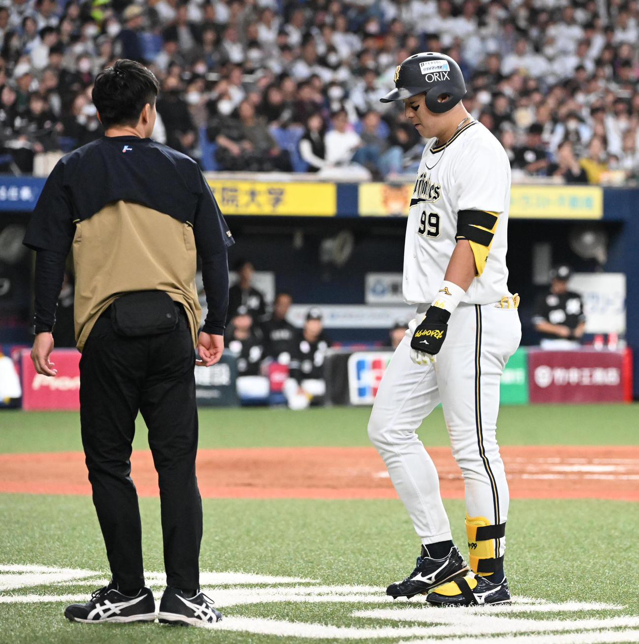 オリックス対ロッテ　8回裏オリックス無死、遊ゴロを打った後、一塁に到達することなくベンチに戻る杉本（撮影・和賀正仁）