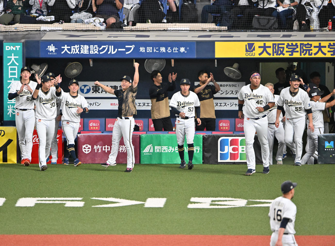 オリックス対ロッテ　パ・リーグ優勝を決め喜ぶオリックスナイン（撮影・石井愛子）