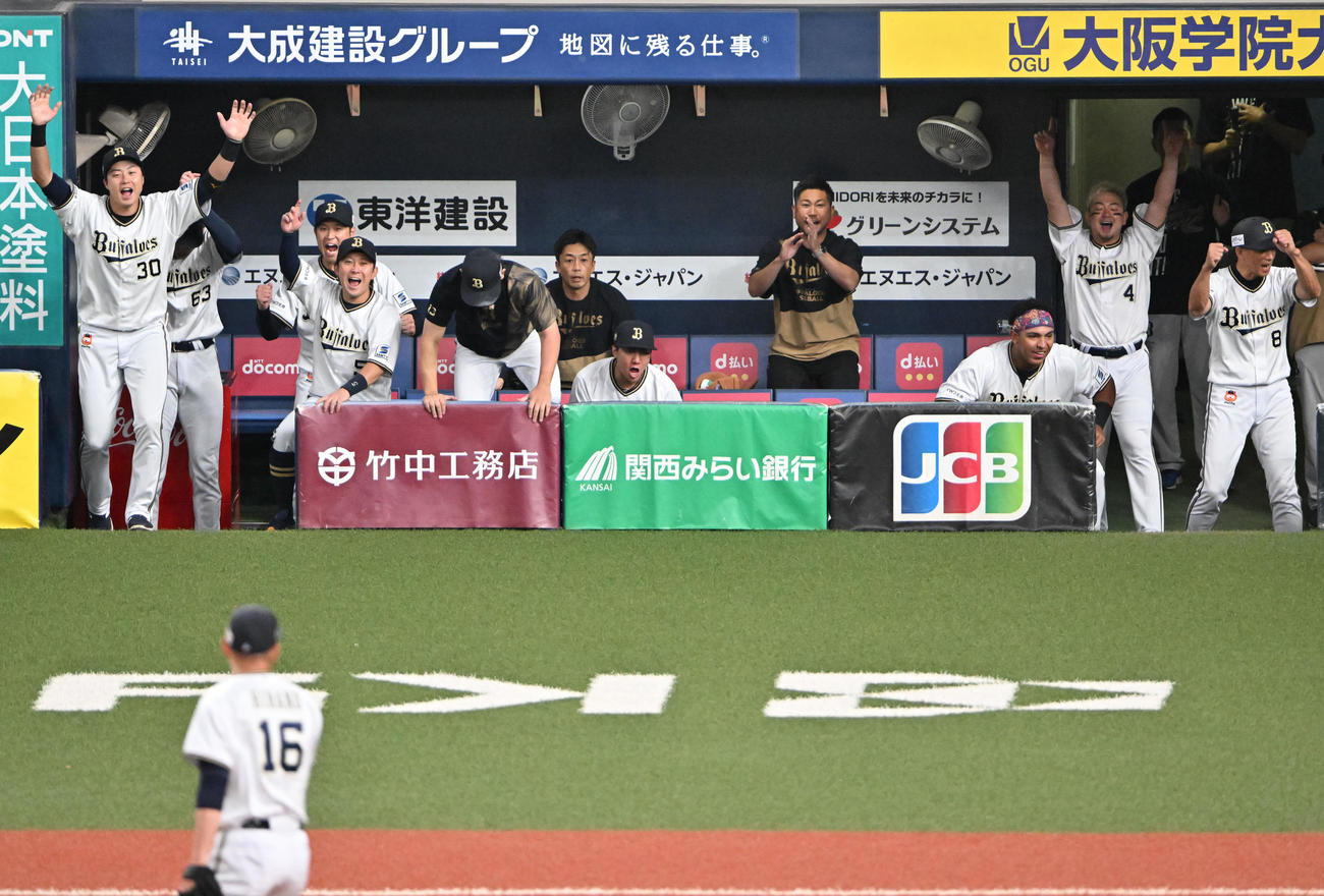 オリックス対ロッテ　パ・リーグ優勝を決め喜ぶオリックスナイン（撮影・石井愛子）