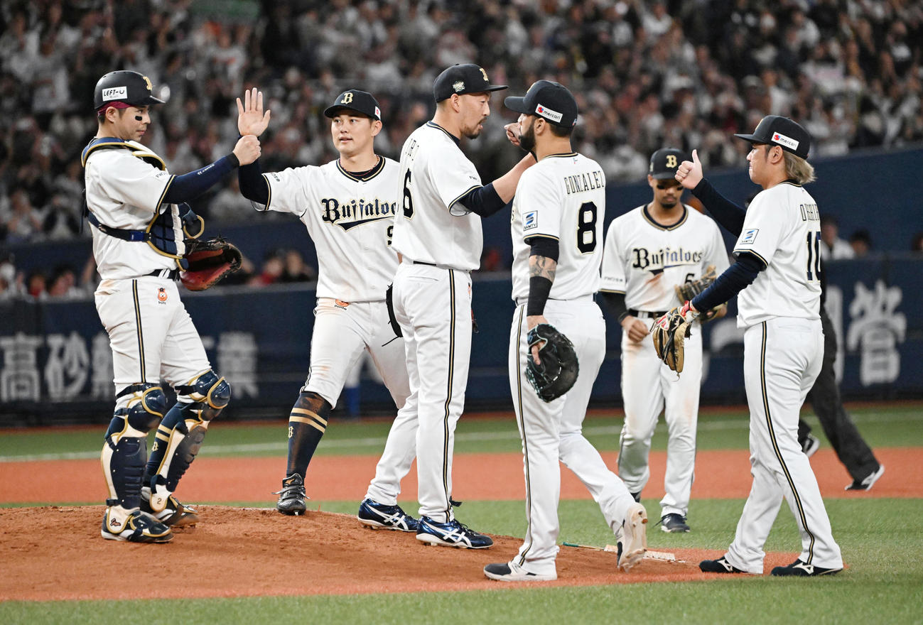 オリックス対ロッテ　日本シリーズ進出を決め、ハイタッチをするオリックスナイン（撮影・和賀正仁）